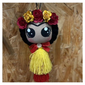 COLGANTE DE FRIDA KAHLO CON POMPONES COLOR AMARILLO Y ROJO