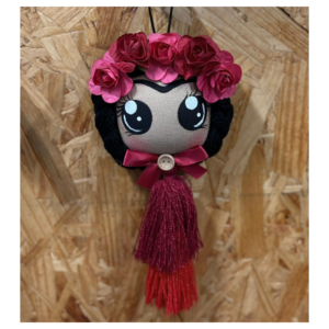 COLGANTE DE FRIDA KAHLO CON POMPONES COLOR VINO Y ROJO