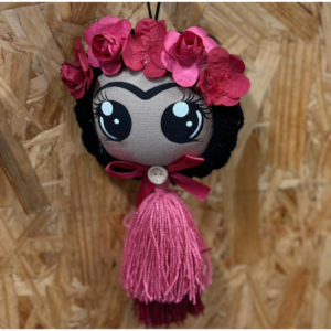 COLGANTE DE FRIDA KAHLO CON POMPONES COLOR ROSA Y VINO
